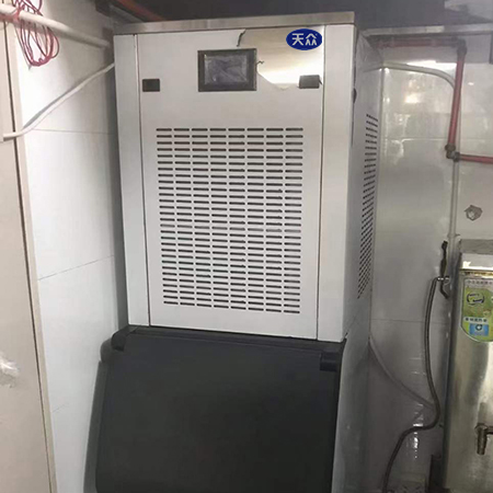 200公斤雪花制冰機(jī)交付江蘇某飯店使用